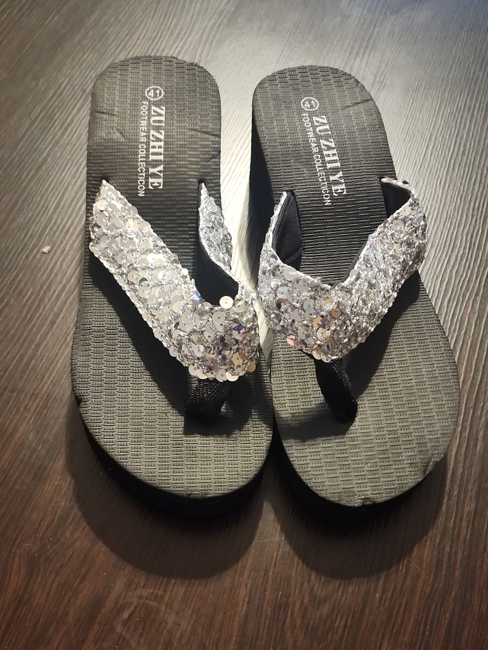Zuzihye Women's Silver Sequin Flip Flop Sandals